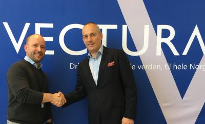 Christian Granlund (links), CEO bei Vectura AS, und Andy Blandford, Senior Vice President & Managing Director Dematic Northern Europe, freuen sich auf die Zusammenarbeit. (Foto: Dematic)