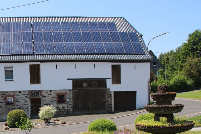 Ein leichtes Luxmetalldach ermöglichte die Montage einer PV-Anlage auf einem älteren Haus F.jpg