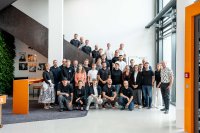 Dr. Sebastian Durst (5. von rechts), Vorstandsvorsitzender der Weidmüller-Gruppe, sowie Mitglieder des Weidmüller-Ausbildungsteams, des Betriebsrats sowie Mitglieder der Jugend- und Auszubildendenvertretung freuen sich gemeinsam mit den Absolventinnen und Absolventen