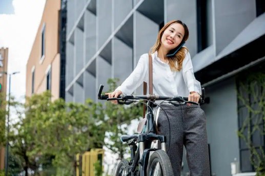 city-cheerful-woman-her-bike-remains-connected-through-her-smartphone-her-modern-lifestyle-comb.webp