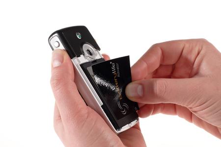 Der batterylife Activator wird einfach auf den Handyakku geklebt.