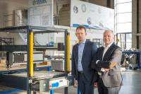 Die Systec Automation Base bietet komplette Fertigungszellen mit Linearsystem, Positionier-steuerung, Sicherheitstechnik und einem großen Softwarepaket. DEMCON-CEO Denis Schipper und Systec-Niederlassungsleiter Jan Leideman sind überzeugt, dass künftig noch mehr Kunden von den Vorteilen des Produktes profitieren werden / Bild: Systec GmbH