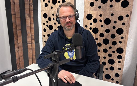 Ole schaut hin_Bastian Klenke im Podcast-Studio.png