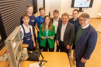 WEMAG-Vorstand Thomas Murche, Ausbildungsverantwortlicher Frank Dumontie, Oberbürgermeister Dr. Rico Badenschier und WEMAG-Vorstand Caspar Baumgart (v.r..n.l) beim Rundgang mit den Auszubildenden der WEMG-Unternehmensgruppe.