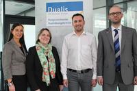 Freuen sich über zwei Jahre IHK-Ausbildungssiegel Dualis (von links): IHK-Hauptgeschäftsführerin Elke Döring, Bianca Friedlein, Sead Halilović und Moritz Scherzer. Foto: Katharina Müller (IHK) 
