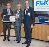 Dr. Marco Volpato (middle) was presented the Medal of Honour in gold by the Specialist Association Foam Plastics and Polyurethane. On the left is laudator and Vice Chairman of the FSK Jens-Jürgen Härtel, on the right is FSK Chairman of the Board Albrecht Manderscheid.