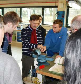 "Do-it-yourself" und Didaktik der Dämpfungstechnik: Die Praxis-Workshops von ACE vereinen beides zur vollen Zufriedenheit der Teilnehmer