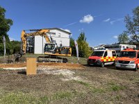 Spatenstich beim DRK Aalen: Der Bagger und das Rednerpult stehen bereit