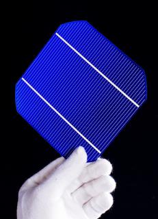 Solarzelle von Canadian Solar in der werkseigenen Qualitätsprüfung