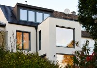 In the rear façade, the two floor-to-ceiling panoramic windows with fixed glazing from the Schüco LivIng system help to create a link with the outdoors. The dormer windows on the newly-added attic floor provide far-reaching views over the meadows of Poll all the way down to the Rhine.