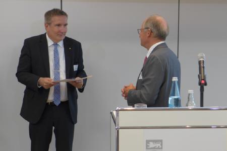 Landeshandwerkspräsident Rainer Reichhold überreicht Thomas Bürkle (l.) die Silberne Ehrennadel des baden-württembergischen Handwerks. (c) Fachverband Elektro- und Informationstechnik Baden-Württemberg