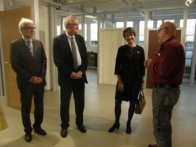 Tobias Rehder (r.), Geschäftsführer bei TÜRENMANN Stuttgart, führte EU-Kommissarin Marianne Thyssen, den EU-Abgeordneten Rainer Wieland (2.v.l.) und den Hauptgeschäftsführer der Handwerkskammer Region Stuttgart, Claus Munkwiutz (l.) durch seine Schreinerei / Foto: HWK