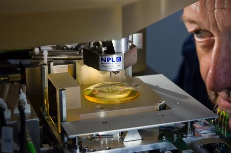 TU Ilmenau nimmt Hochpräzisionsmaschine an Universität Stuttgart in Betrieb (© TU Ilmenau/Christian Meyer)