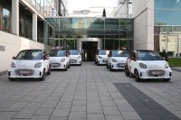 Mit dem von der Handwerkskammer für ein Jahr zur Verfügung gestellten Elektrofahrzeug bringen die Preisträger das Thema Ausbildung auf die Straße. Die Hinweise am Fahrzeug sind nicht zu übersehen / Foto: Handwerkskammer Region Stuttgart 