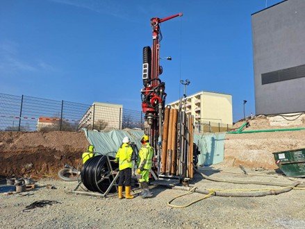 Bild 2 Bohrarbeiten Erweiterungsbau_ JENA GEOS Ingenieurbüro.jpg