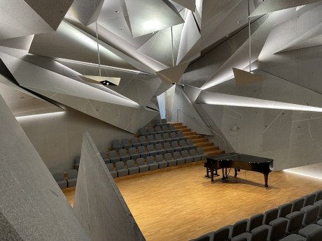 FEGA & Schmitt setzt Lichteffekte in den Granitspitzen des unterirdisch liegenden Konzertsaals H.JPG