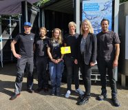 Ministerin Thekla Walker überreichte die Auszeichnung „ZUKUNFTS.LÄND.MACHER“ (von links): Pieter Ronsse, Dr. Michael Sturm (wissenschaftlicher Mitarbeiter), Anika Korzin (Prozessingenieurin und Verfahrenstechnikerin), Dr. Katrin Schuhen (Gründerin & CEO Wasser 3.0 gGmbH), Thekla Walker (Ministerin für Umwelt, Klima und Energiewirtschaft), Dennis Schober (CTO)