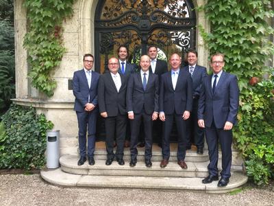 (v. li. n. re.): LeasePlan freut sich mit den HDI-Partnern über die 30-jährige Kooperation: Christoph Retterath, Harry Meyer, Thomas Graf, Dieter Jacobs, Michael Dietz, Ingo Rick, Frank Abts und Frank Glock