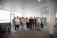 Die Auszubildenden und dual Studierenden freuen sich über ihre abgeschlossene Ausbildung bei Weidmüller – André Sombecki, Finanzvorstand von Weidmüller, sechster v.r., und Romina Kehl, Leiterin der Ausbildung bei Weidmüller, zehnte v. r., überreichten die Zeugnisse