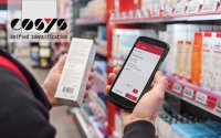 Ein Mitarbeiter führt mit dem Zebra TC27 eine digitale Inventur auf der Verkaufsfläche durch und erfasst Artikelbestände per Barcode in Echtzeit.