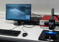 OCT-System beim Scannen einer 3D-gedruckten Kunststoffoberfläche zur Detektion innenliegender Fehlstellen und zur Schichtdickenmessung