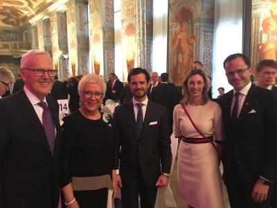 Prinz Carl Philip von Schweden (Mitte) mit (v. links) Dietmar und Margrit Harting, Bettina und Dr. Jochen Köckler, Vorsitzender des Vorstands der Deutschen Messe AG Hannover