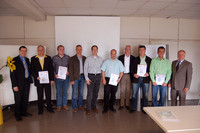 In den Räumen des Elektro-Großhändlers Emil Ratz in Pforzheim wurden jetzt die ersten erfolgreichen Absolventen der gemeinsamen Weiterbildungsmaßnahme von ELKOnet und STIEBEL ELTRON ausgezeichnet. Gratulanten waren J. Veit, der Schulungsl. In den Räumen des Elektro-Großhändlers Emil Ratz in Pforzheim wurden jetzt die ersten erfolgreichen Absolventen der gemeinsamen Weiterbildungsmaßnahme von ELKOnet und STIEBEL ELTRON ausgezeichnet. Gratulanten waren J. Veit, der Schulungsl.
