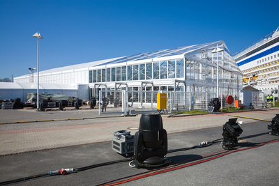 Losberger VIP-Zelt maxiflex Emporium. Mit 30 m x 60 m Länge und 6,80 m Höhe bot es Platz für 1800 geladene Gäste. Aus dem Zelt war durch die transparente Wand- und Dachbekleidung, der direkte Blick auf den Star des Abends, die AIDAbella, garantiert.
