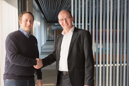 Zielführende Zusammenarbeit: Sebastian Oehme von der Diakonie Hochfranken (links) und Dieter Gleisberg, Mitglied der REHAU Gruppengeschäftsleitung, freuen sich über die Kooperation, die es ermöglicht, berufstätigen Eltern auch im Notfall unter die Arme zu greifen (Foto: REHAU)