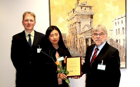 Ms. May Kim (Young Jin Corporation, Korea, Best Distributor 2018), Dr. Arnold Uhl (Sales & Marketing Manager LUM GmbH, left), Prof. Dr. Dr. Dietmar Lerche (Managing Director LUM GmbH)