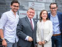 Gesundheitsminister Hermann Gröhe (2. v. li.) beim Besuch der Praxisklinik Dr. Schlotmann – mit Lennart Schlotmann (li.) und Lutti und Luca Schlotmann Gesundheitsminister Hermann Gröhe (2. v. li.) beim Besuch der Praxisklinik Dr. Schlotmann – mit Lennart Schlotmann (li.) und Lutti und Luca Schlotmann