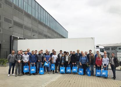 Gruppenbild mit Masterstudenten des Lehrstuhls für Tunnelbau, Leitungsbau und Baubetrieb der Ruhr-Universität Bochum vor dem neuen Hauptgebäude der MC-Bauchemie in Bottrop