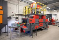 Die Drahtgurt-Durchlaufstrahlanlage wird für die flexible Bearbeitung unterschiedlicher Komponenten aus Duroplasten und PPS-GF eingesetzt. Neben einem hohen Durchsatz überzeugte sie durch eine prozesssichere Bearbeitung bei günstigen Betriebskosten.