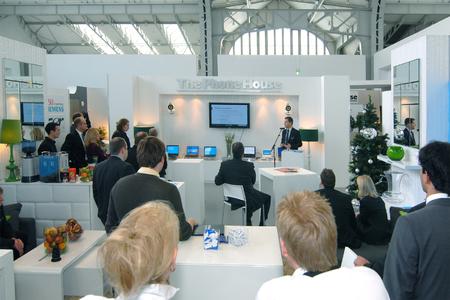 Ralf-Peter Simon, Vorsitzender der Geschäftsführung von The Phone House, begrüßt die Gäste in den Deichtorhallen