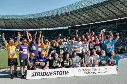 Das Team von Reifen Stiebling gewann die 4 x 100 m Bridgestone Staffel beim ISTAF.jpg