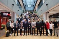 Reges Publikumsinteresse beim Besucherrundgang im Teknopark: Die Gäste, eine Delegation aus Wirtschaft und Wissenschaft des Zukunftsnetzes DLD sowie Kund:innen und Start-ups, waren gespannt, welche vielversprechenden Ideen hier realisiert werden.