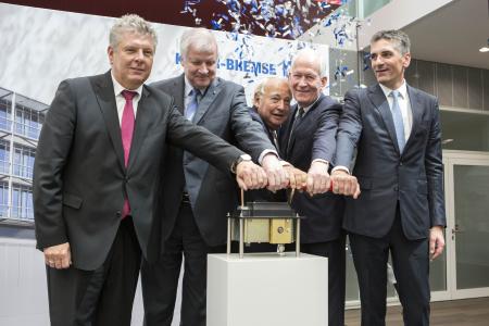 The Knorr-Bremse Development Center in Munich was officially opened on June 23, 2016 by the Mayor of Munich Dieter Reiter, Bavarian Minister President Horst Seehofer, the company’s proprietor Heinz Hermann Thiele, architect Prof. Gunter Henn and Knorr-Bremse’s CEO Klaus Deller (from left) / © Knorr-Bremse