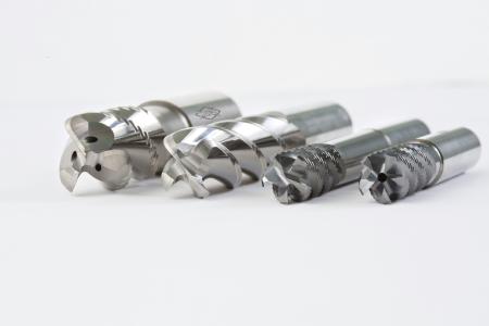 MAPAL erweitert die Familie der Hochleistungsfräser OptiMill um die Modelle (v. l.) OptiMill-SPM-Rough, OptiMill-SPM-Finish, OptiMill-Uni-Wave extralange Ausführung und OptiMill-Uni-Wave mit zentraler Innenkühlung