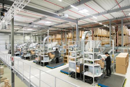 Das Dematic Multishuttle® 2 nutzt die First WISE Media GmbH zum effizienten und sequenzgenauen Kommissionieren. (Foto: Dematic)