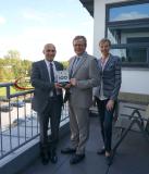 Mayor of Paderborn congratulates Raynet on the TOP 100 award