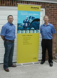 Alastair Brown (rechts), Geschäftsführer der MOBA MobileAutomation, Ltd. und Ian Lewis (links), Leiter für den Geschäftsbereich Entsorgungswirtschaft/Mobile Wägesysteme, sehen der Zusammenarbeit mit allen Kunden in Großbritannien erwartungsvoll, (Foto: MOBA)