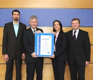 Bernd Eßlinger, Teamleiter Kundenservice, Frank Hose, Vorstand EnBW ODR, Katrin Birkner, Auditorin TÜV SÜD und Rudolf Rupp, Abteilungsleiter Energieabrechnung, bei der Zertifikatsübergabe