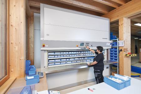 Die passgenaue Integration des Hänel Rotomat® Lagerliftes in den
Neubau bietet maximales Lagervolumen auf geringster Stellfläche.