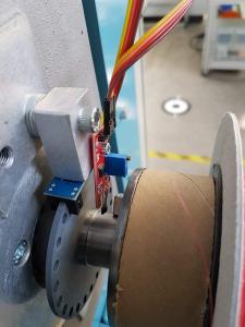 Sensorbasierte Nachrüstung einer Rundstrickmaschine der thoenes® Dichtungstechnik GmbH durch das Sächsische Textilforschungsinstitut e.V. (STFI)