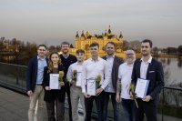 Erfolgreich gemeistert: Frank Dumontie, Gruppenleiter Ausbildung bei der WEMAG Netz GmbH, Industriekauffrau Tessa Marie Dähn, Thomas Baschista, Bereichsleiter Messservice bei der providata GmbH, die Elektroniker für Betriebstechnik Paul Teichert und Tom Gottfried, die Ausbilder Henning Hose und Dirk Paschen sowie der Elektroniker für Betriebstechnik Florian Börje Grubba. Foto: WEMAG/Stephan Rudolph-Kramer