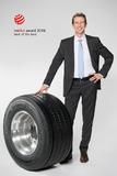 Constantin Batsch, Geschäftsbereichsleiter Lkw-Reifen-Ersatzgeschäft EMEA, zeigt den Trailer-Reifen Conti Hybrid HT3 445/45 R 19.5, der mit der Auszeichnung 