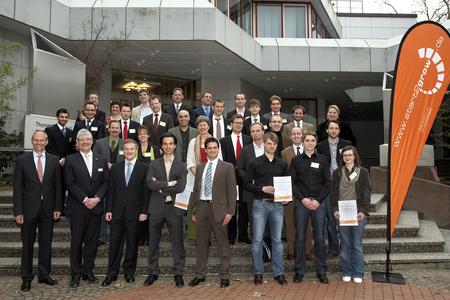 Startklar für den Schritt in die Selbstständigkeit: die Gewinner des start2grow-Gründungswettbewerbs alle Branchen mit T. Ellerkamp,Leiter des dortmund-project,J. Dannenberg,Teamleiter von start2grow vvlr/ Wirtschaftsförderung Dortmund