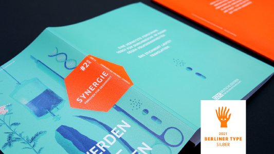 Gemeinsam mit unserem Kunden freuen wir uns sehr über den Awardgewinn des renommierten Kreativwettbewerbs. Die ausdrucksstarke Gestaltung des Magazins »SYNERGIE« zeigt mit intensiver Farbigkeit, mit Präzision und Lebendigkeit die Vielfalt und Tiefe der Forschungsthemen, mit denen sich die Deutschen Zentren der Gesundheitsforschung (DZG) für die Bekämpfung der großen Volkskrankheiten einsetzen.