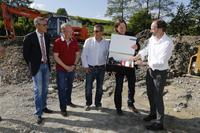 Auf weitere blühende Jahre bauen: (von links nach rechts) Hans Kern, Bürgermeister im Landkreis Lindau, Hans Kjärsgård und Stefan Rausch, beide Geschäftsführer der RAUSCH TV setzten gemeinsam mit dem Architekten Philip Grath und dem Ingenieur Matthias Hangleiter den Grundstein für den neuen Bau am Brühlmoosweg. Das Unternehmen wird damit seine Produktionsfläche mehr als verdoppelt Auf weitere blühende Jahre bauen: (von links nach rechts) Hans Kern, Bürgermeister im Landkreis Lindau, Hans Kjärsgård und Stefan Rausch, beide Geschäftsführer der RAUSCH TV setzten gemeinsam mit dem Architekten Philip Grath und dem Ingenieur Matthias Hangleiter den Grundstein für den neuen Bau am Brühlmoosweg. Das Unternehmen wird damit seine Produktionsfläche mehr als verdoppelt