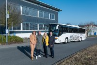Gemeinsame Freude über die neue Bushaltestelle an der WITTENSTEIN talent arena: (v. li.n.re): Karin Markert (Leiterin Coporate Human Resources der WITTENSTEIN SE), Thorsten Haas (Geschäftsführer der VGMT), Ursula Mühleck (Dezernentin für Kreisentwicklung und Bildung beim Landratsamt Main-Tauber Kreis und Mit-Geschäftsführerin der VGMT), Horst Lillig (Geschäftsführer Lillig Touristik GmbH & Co. KG)